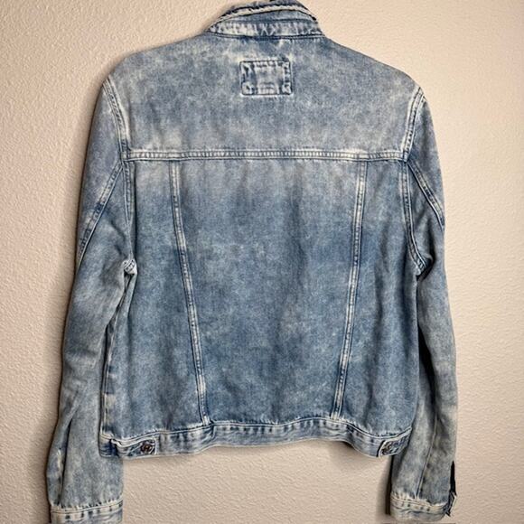 Forever 21 Size Large Medium Wash Grunge Jean Jacket - Picture 6 of 9